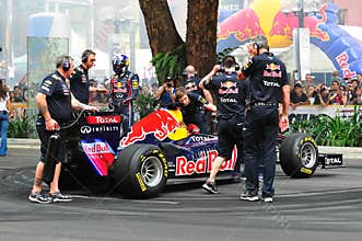 Red Bull Racing pit crews cooling F1 car