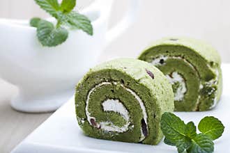 Matcha cake rolls