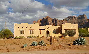 Arizona, Apache Junction: Adobe House near Superstition Mountains