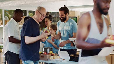 Voluntary people offer humanitarian aid