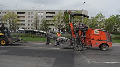 Asphalt milling machine