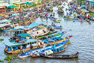 Farmers markets bustling morning on the river