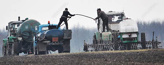 Filling in the field of agricultural machinery