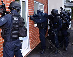 Police SWAT house entry