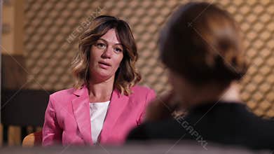 Psychologist communicating with woman after loss