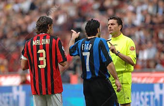 Referee Massimo De Santis talks with Luis Figo and Paolo Maldini during the match