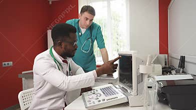 Vet doctor and assistant discuss pet pathology.