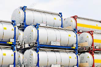 Portable oil and chemical storage tanks