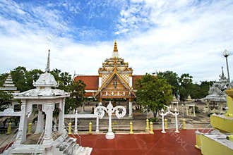 Wat Phai Rong Wua is a famous and famous landmark as well as a tourist attraction in Suphan Buri