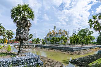 Wat Phai Rong Wua is a famous and famous landmark as well as a tourist attraction in Suphan Buri