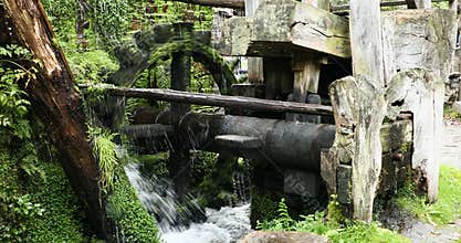 Video of an old hydraulic fulling mill in operation. Asturias. Spain.