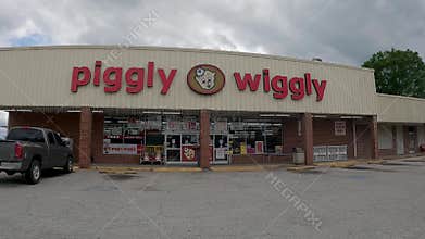 Piggly Wiggly grocery store exterior building