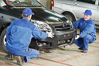 Auto mechanic repair car body