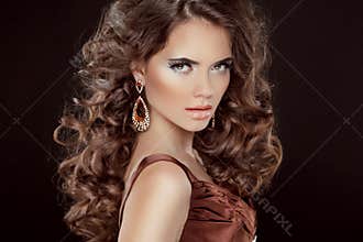 Wavy Hair. Beautiful Brunette Woman. Healthy Long Brown Hai
