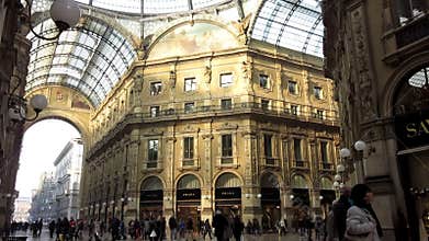 People in Galleria Vittorio Emanuele gallery