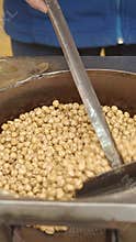 Roasting chickpeas in a traditional method