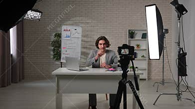 Engaging Conversations With Influencers in a Creative Online Studio Setting