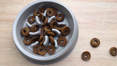 Dog food slowly disappearing from slow feeder bowl