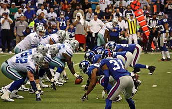 Cowboys Giants Romo Taking Snap