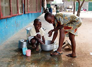 African children washing pots