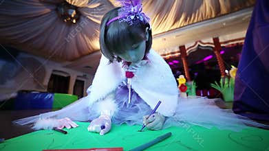 Girl draws felt-tip pens.