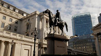Pan from Bank of England to Royal Exchange