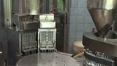 Automatic conveyor for pharmaceutical products (tablets, capsules)