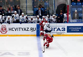 R. Horak (15) dribble