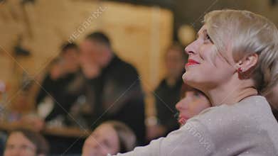 Blonde with red lips laughing on the comic show