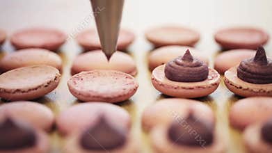 Injector squeezing filling to macarons