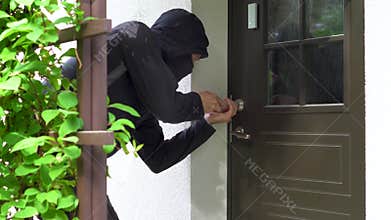 House robbery - robber break door lock and entering building