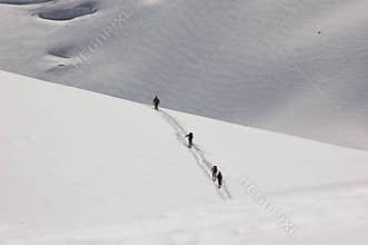 4 Skieurs Crossing a Shoulder of the Mt Blanc