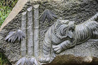 tiger stone carving showing teeth