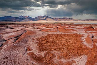 Couple walking in Piedras Rojas Red Rocks, Deserto do Atacama