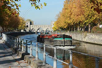 Promenade le long du quai Notre-Dame aÂ Tournai en Belgique en automne. Pont des trous en perspective