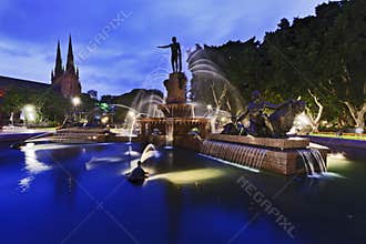 Sydney Hyde Park Side view at sunset