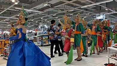 Sinulog dancers perform inside a shopping mall (with actual sound).