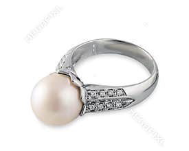 Ring with pearl