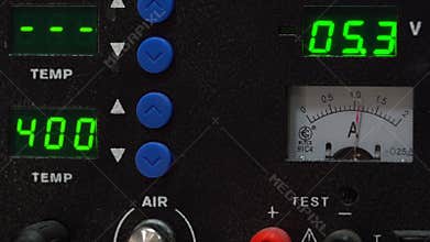 Master measures the amperage on thermal air soldering stations