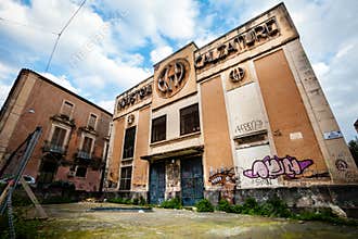 Old Italian footwear industry. Regression, corruption and failure