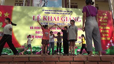 Vietnamese schoolgirls are practicing performing arts to prepare for the opening day of the new school year