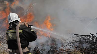 Daring rescue of emergency extinguish a fire in