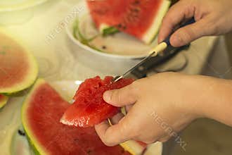 Cleaning watermelon from seeds