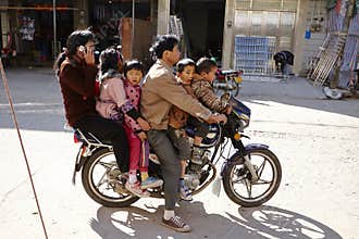 Six people on one motorcycle, dangerous transport behavior
