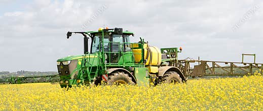 John Deere R4040i sprayer spraying in RSO field