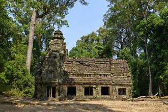 Un bÃ¢timent longeant le chemin d`accÃ¨s du chemin d`accÃ¨s Ã  l`Est du temple Preah Khan dans le domaine des temples de Angkor