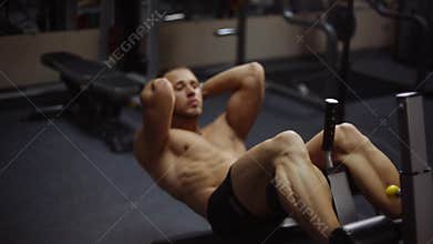 Abs crunches on bench