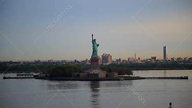 Panning Statue of Liberty, New York