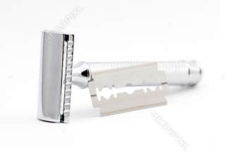 Safety razor with a blade
