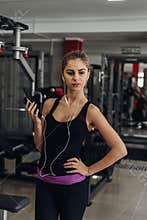 Blond listening to music at the gym
